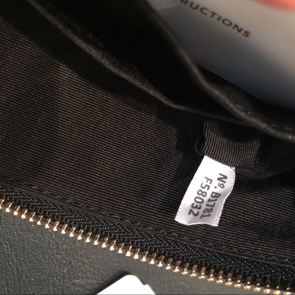 Coach crossgrain leather black wristlet, new - Picture 2 of 3