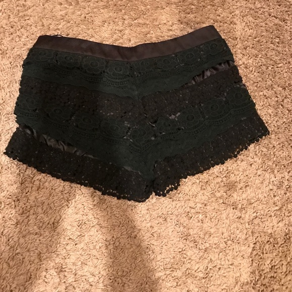 Beautiful black lace shorts - Picture 2 of 3