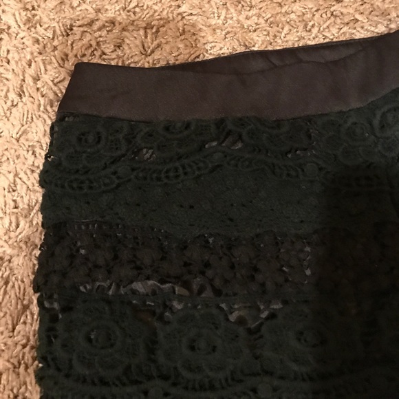 Beautiful black lace shorts - Picture 3 of 3