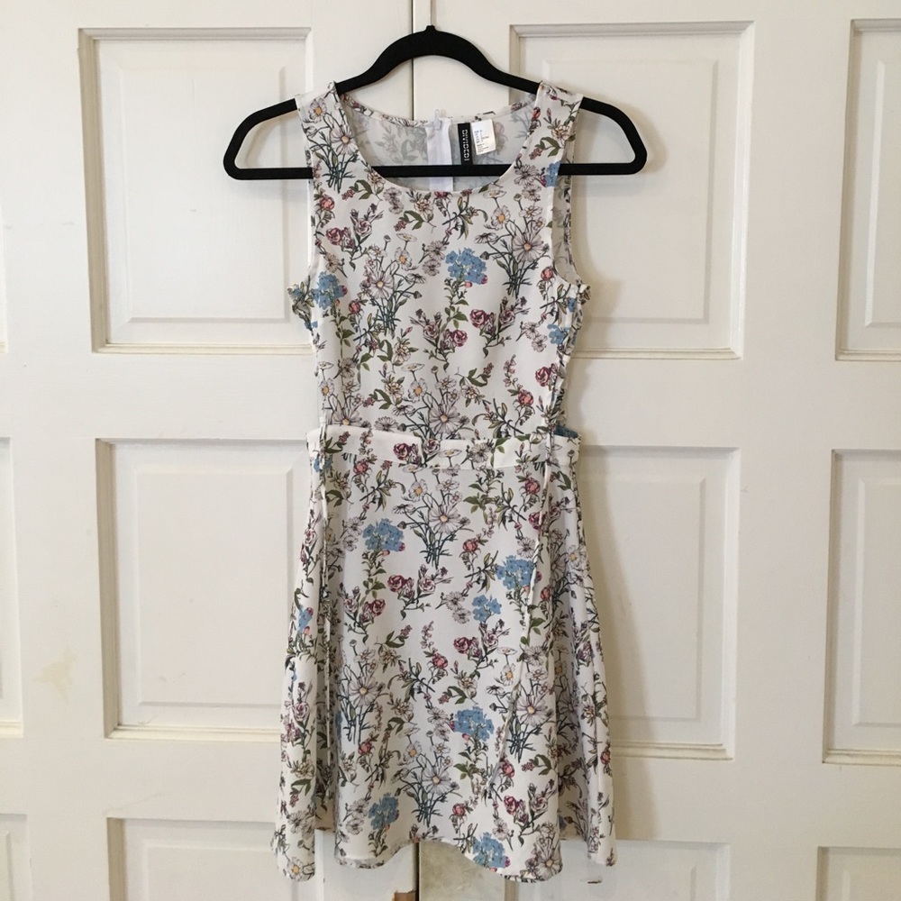 H&M Floral Dress with Lacing ASO Hannah Baker