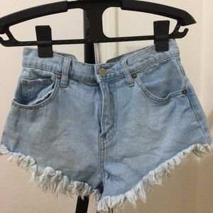 High- Waisted denim shorts