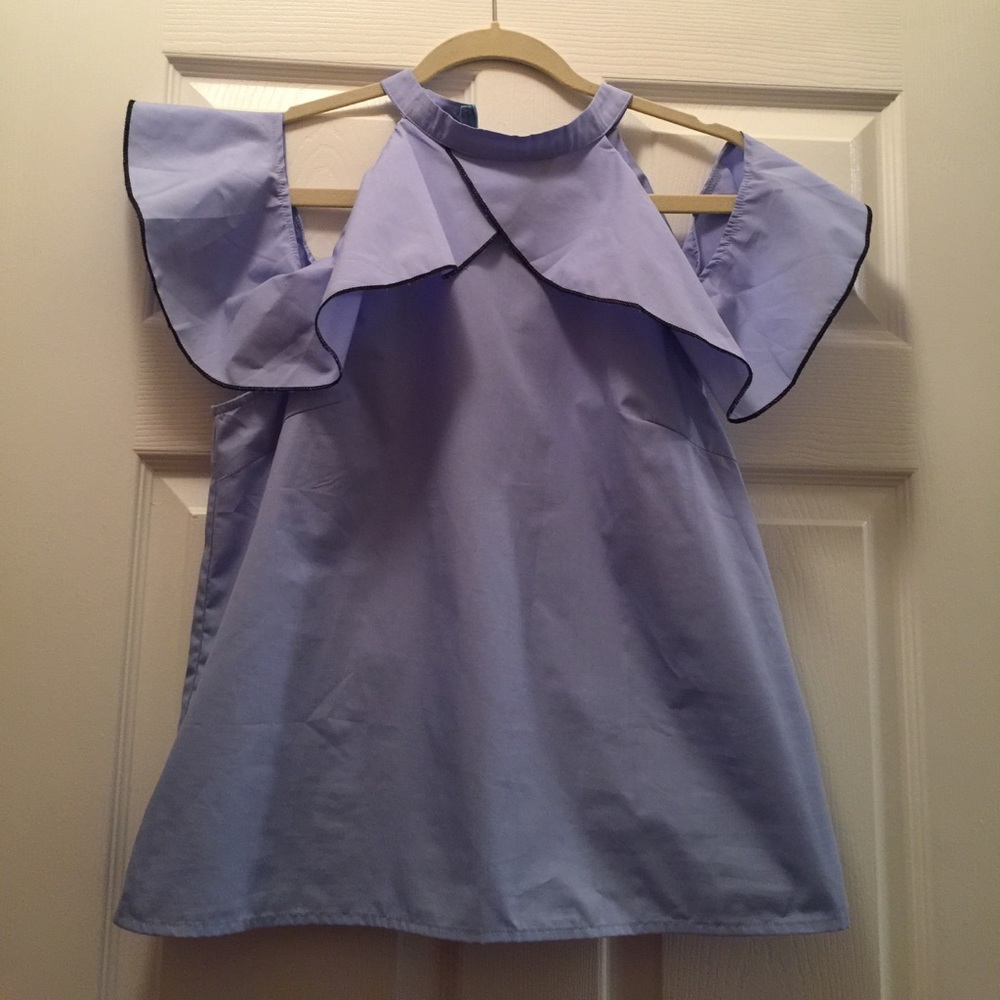 Shoulder top blouse is size XL but runs as a L