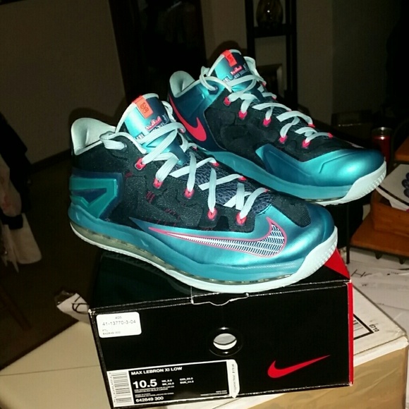 Nike Other - NIKE MAX LEBRON XI LOW MEN SIZE 10.5 W/ OG BOX