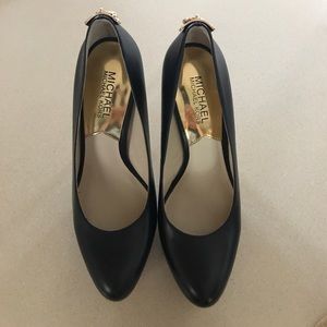Michael Kors Hamilton pump