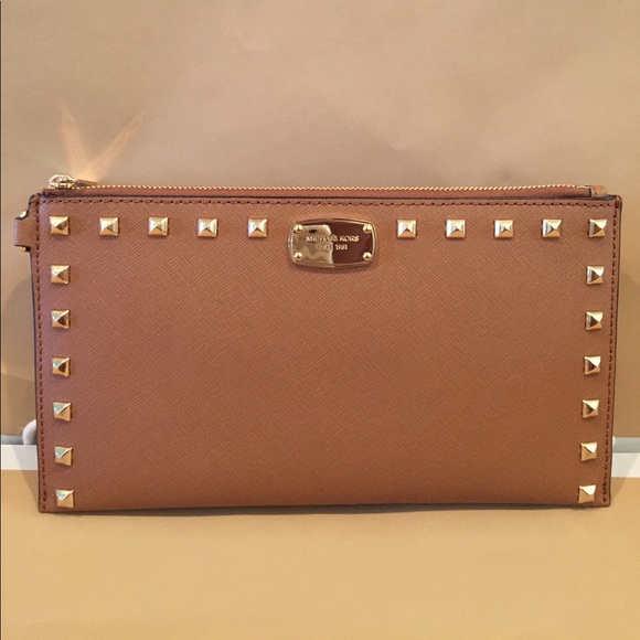 Michael Kors Handbags - 🌴Michael Kors Dandrine Stud Acorn Clucth leather