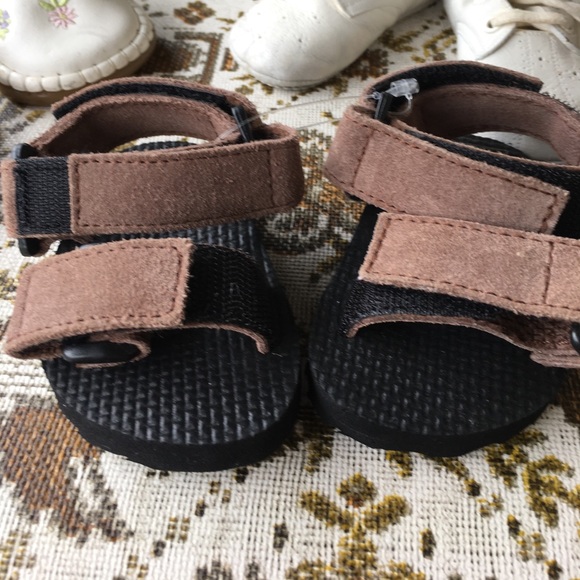 Sz 1T, 3 pairs! Teeny toes, sandal, and hi-tops - Picture 2 of 4