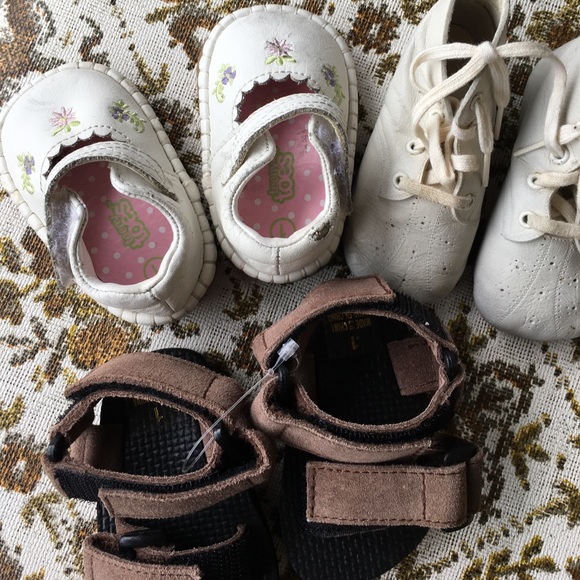 Sz 1T, 3 pairs! Teeny toes, sandal, and hi-tops - Picture 3 of 4