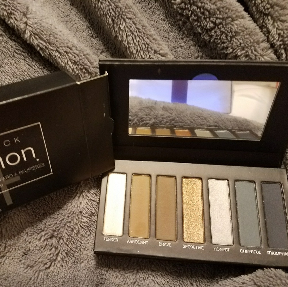 Younique EyeShadow Palette 4