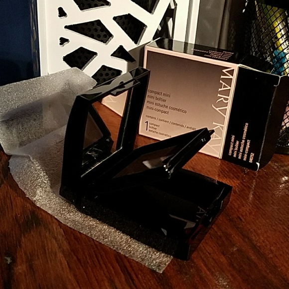 Mary Kay Mini Compact - Picture 3 of 3