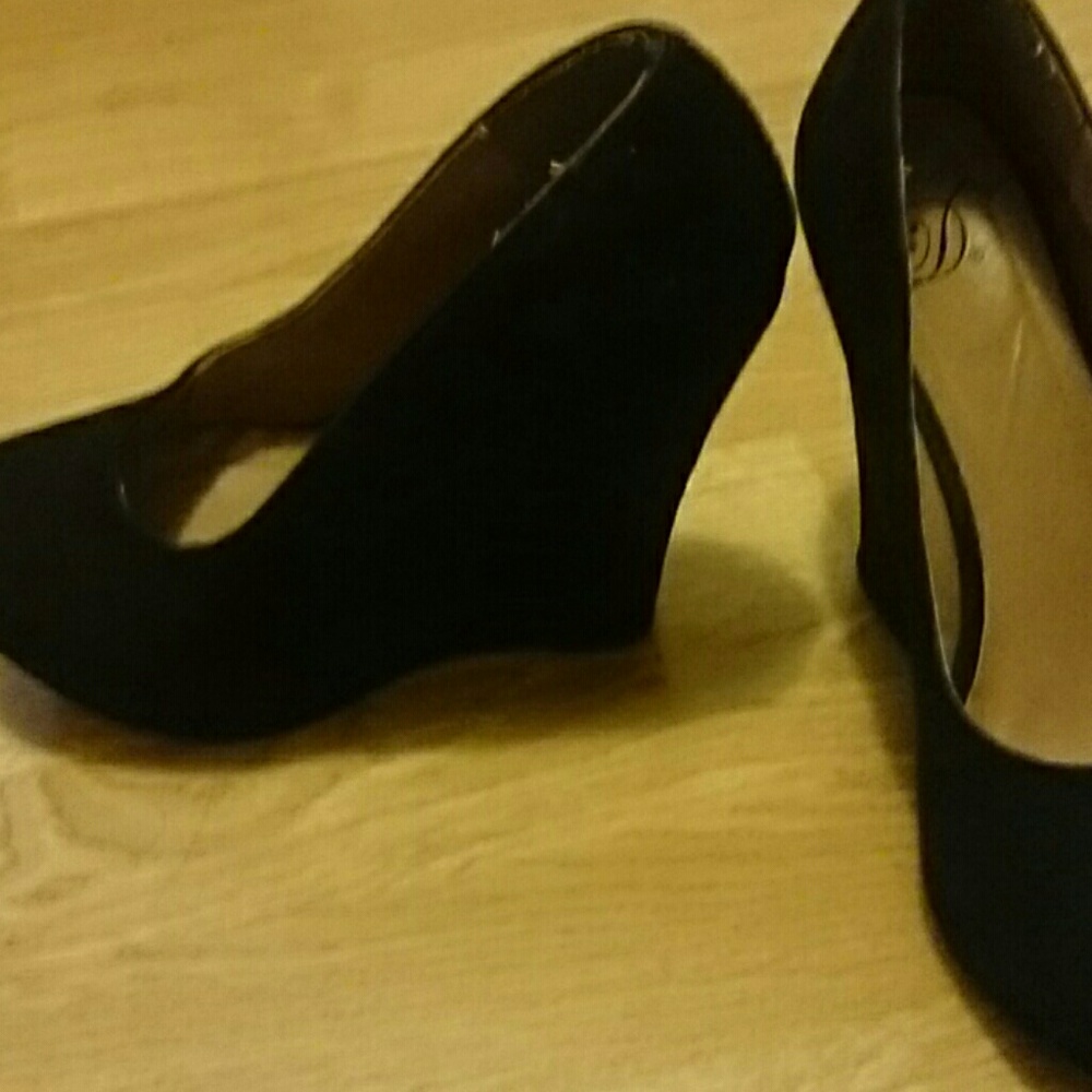Delicious brand Black wedges