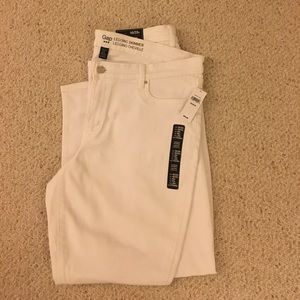 White jean leggings in skimmer length.