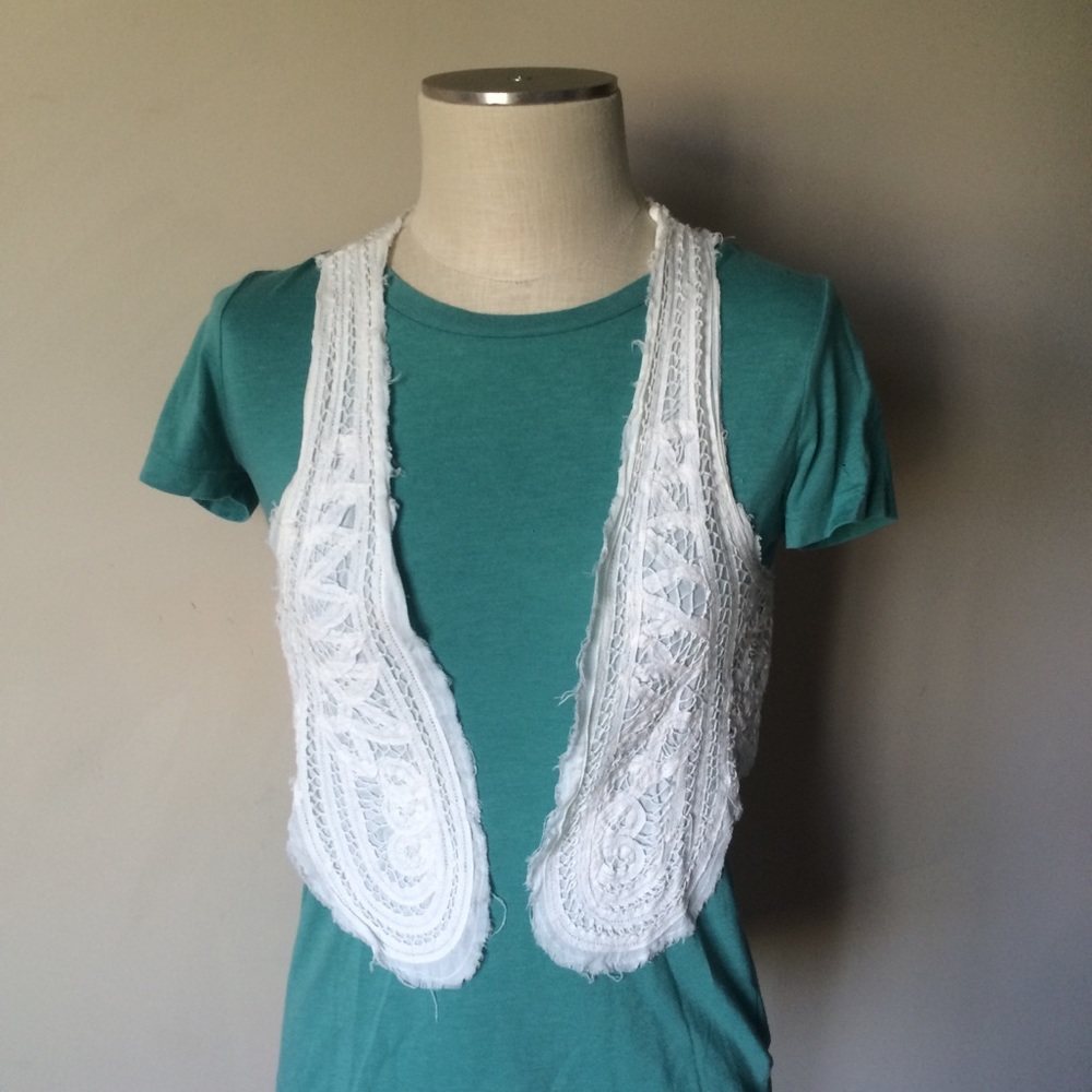 ✨Bundle 10 for $20 🏷 🐚 White Crop Vest