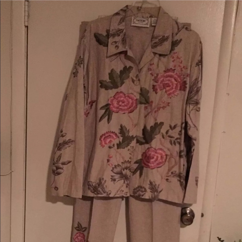 Tantrum casual pants suit size XL. Tan & multicolo