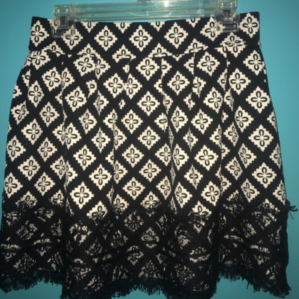 Boutique style black and white flare skirt