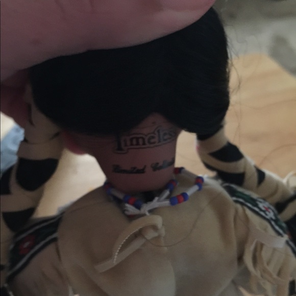 Timeless Native American doll - Picture 3 of 3