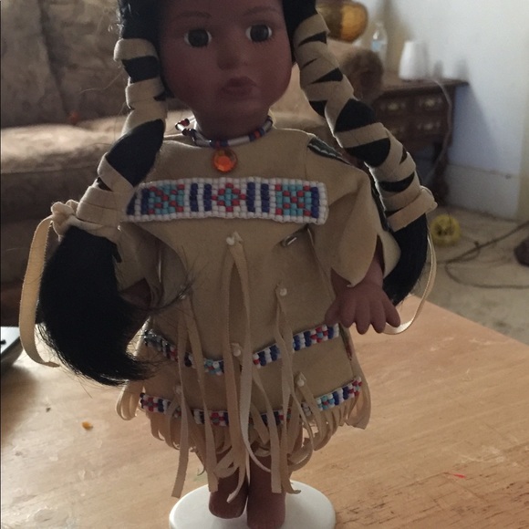 Timeless Native American doll - Picture 2 of 3