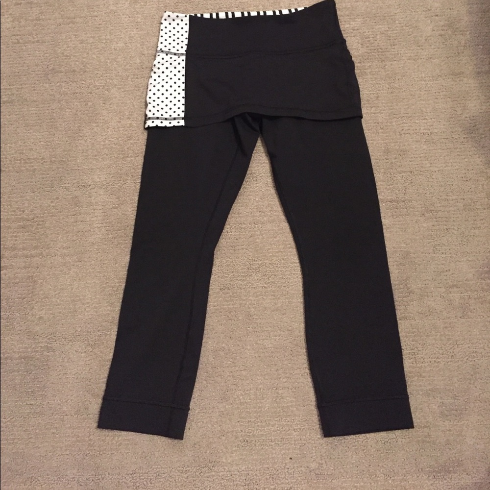 Lululemon Capri/Skirt Black & White