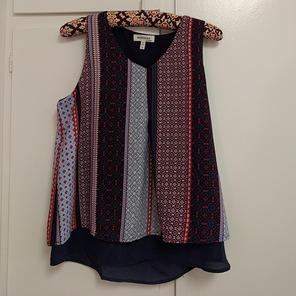 Red white and blue sleeveless flowy shirt!