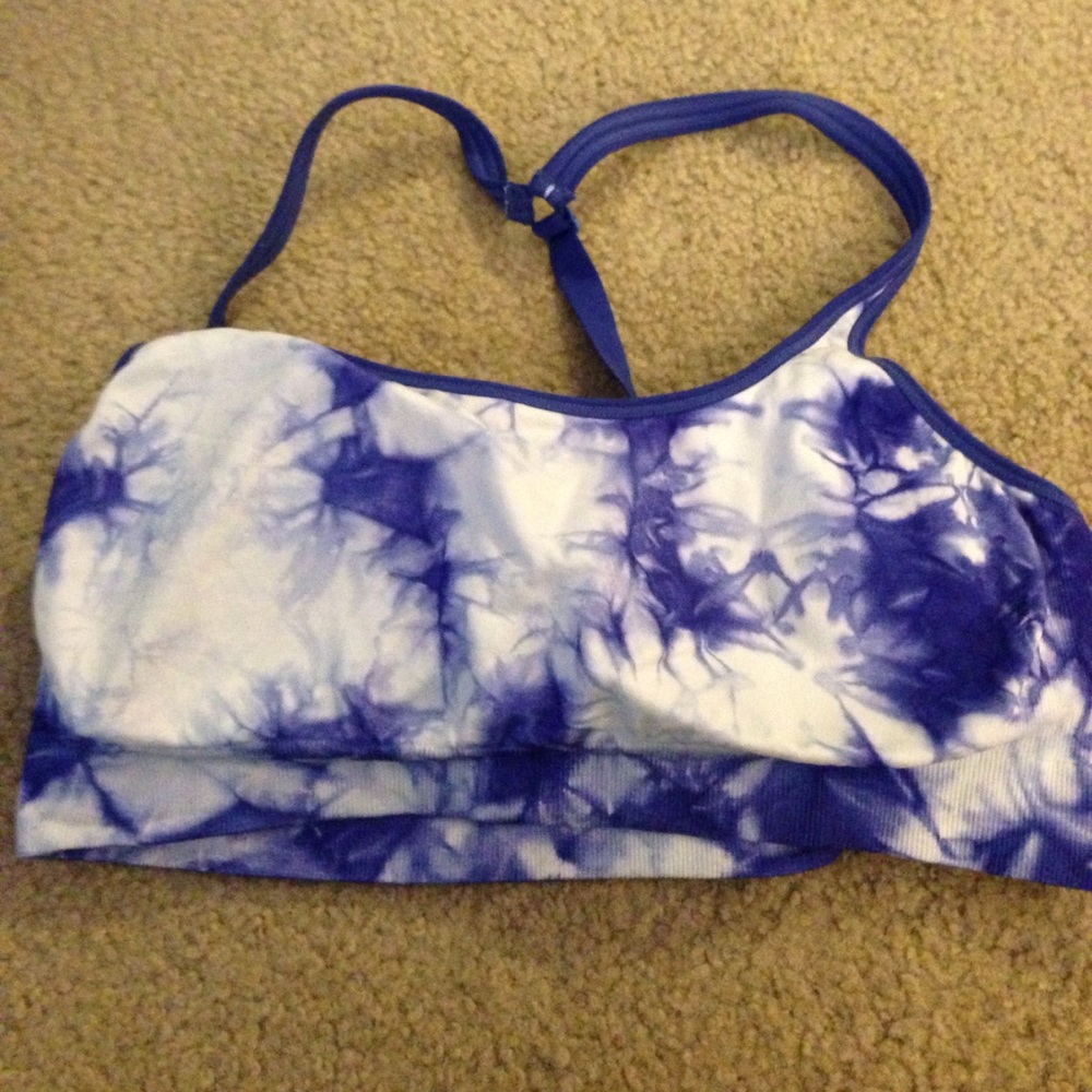 Sports bra with removable cups