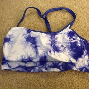 Sports bra with removable cups