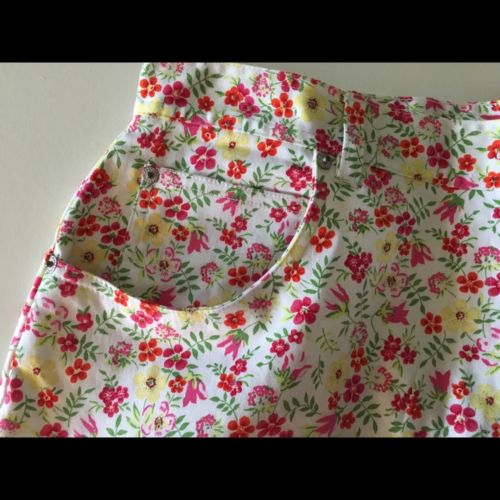 Bill Blass white with flowers cotton/spandex skirt - Picture 2 of 6