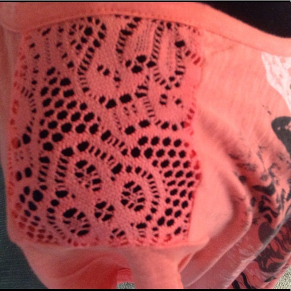 FADED GLORY Tops - Coral Shark Bite hem top. FADED GLORY Tops - Coral Shark Bite hem top.