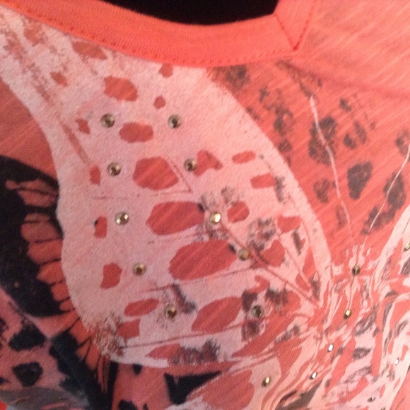 FADED GLORY Tops - Coral Shark Bite hem top. FADED GLORY Tops - Coral Shark Bite hem top.