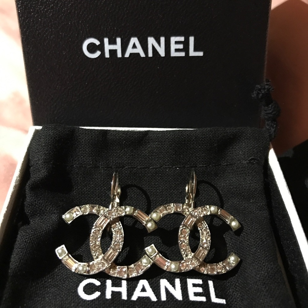 CHANEL SILVER CRYSTAL WITH PEARL DANGLE EARRINGS💕