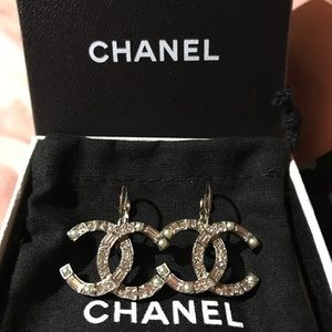 CHANEL SILVER CRYSTAL WITH PEARL DANGLE EARRINGS💕