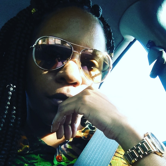 Meet your Posher, Cassandra - Picture 1 of 1