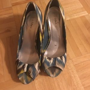 Madden girl size 6 peep toe pumps