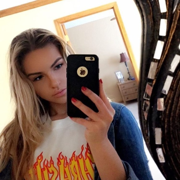 Meet your Posher, Nikol - Picture 2 of 2