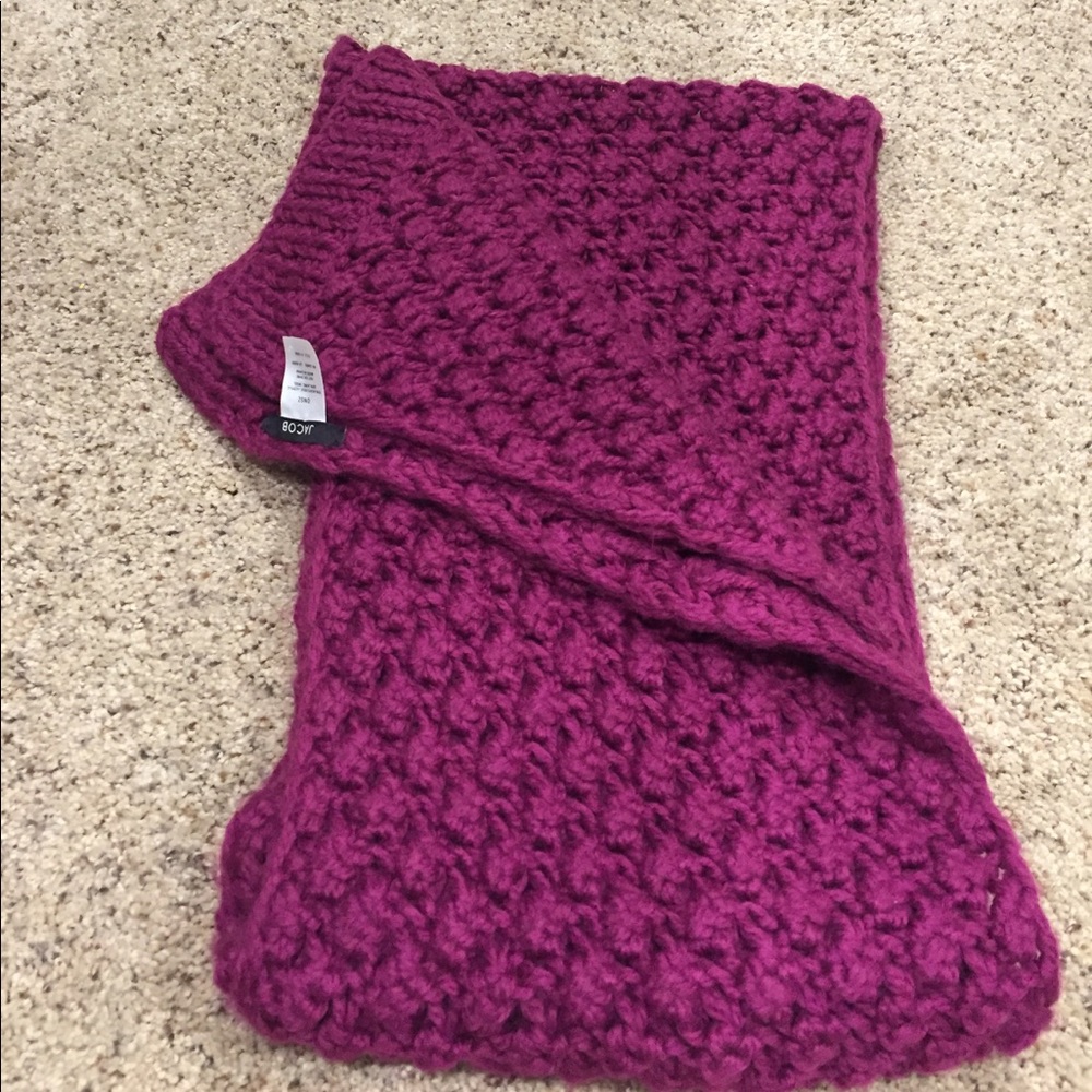 Fashionable pink woven scarf!