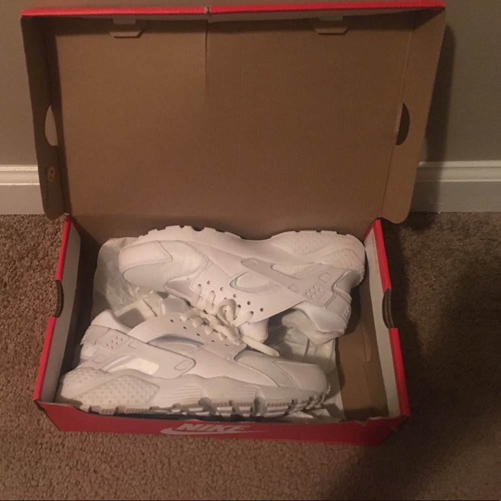 Never before worn NIKE HUARACHES (Size: 7Y)