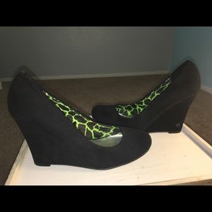 Black wedges woman's