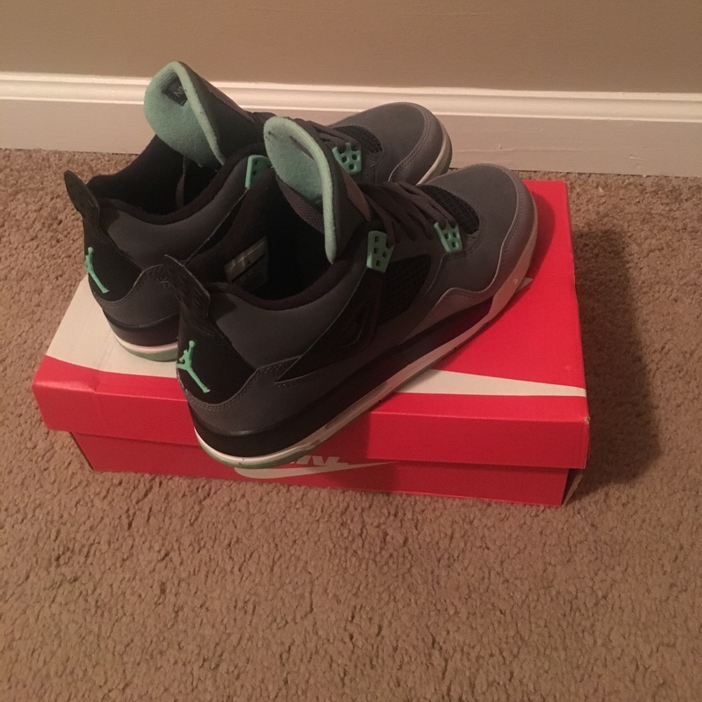 Air Jordan 4s (Green Glows) SIZE: 7Y