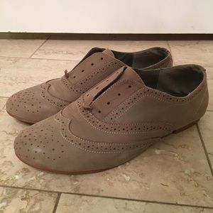 Laceless grey leather oxfords