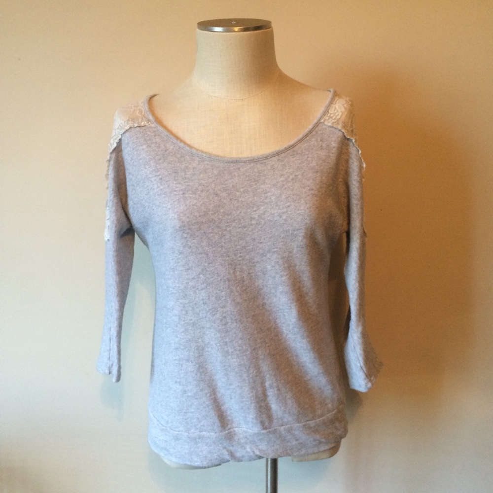 ✨Bundle 5 for $25🏷 
🗝 Gray Sweater with Lace