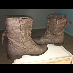 Woman's combat boots size 7