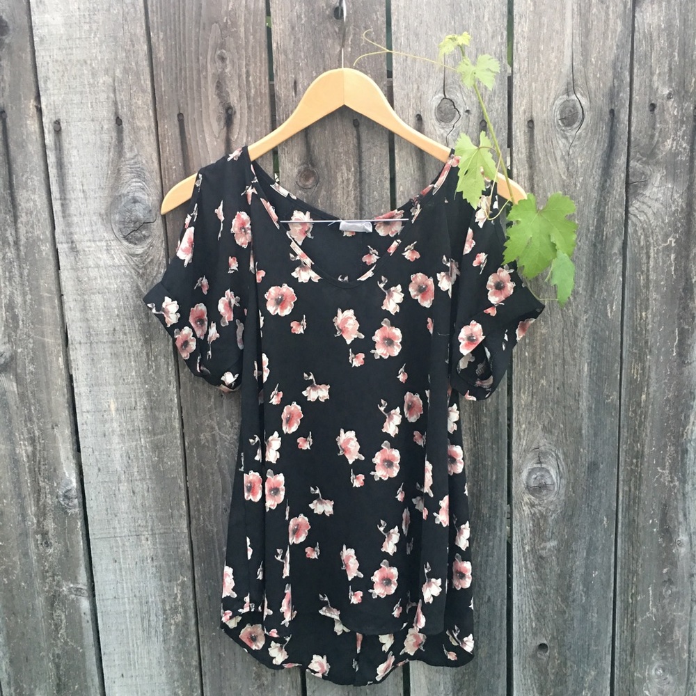 Black floral top 🌸