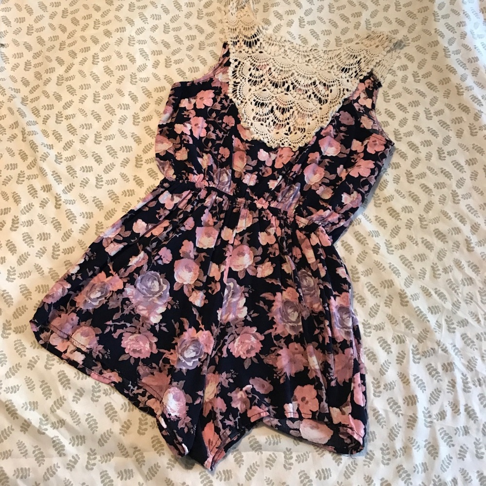 RUE 21 FLORAL AND LACE ROMPER❤️