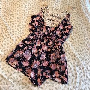 RUE 21 FLORAL AND LACE ROMPER❤️
