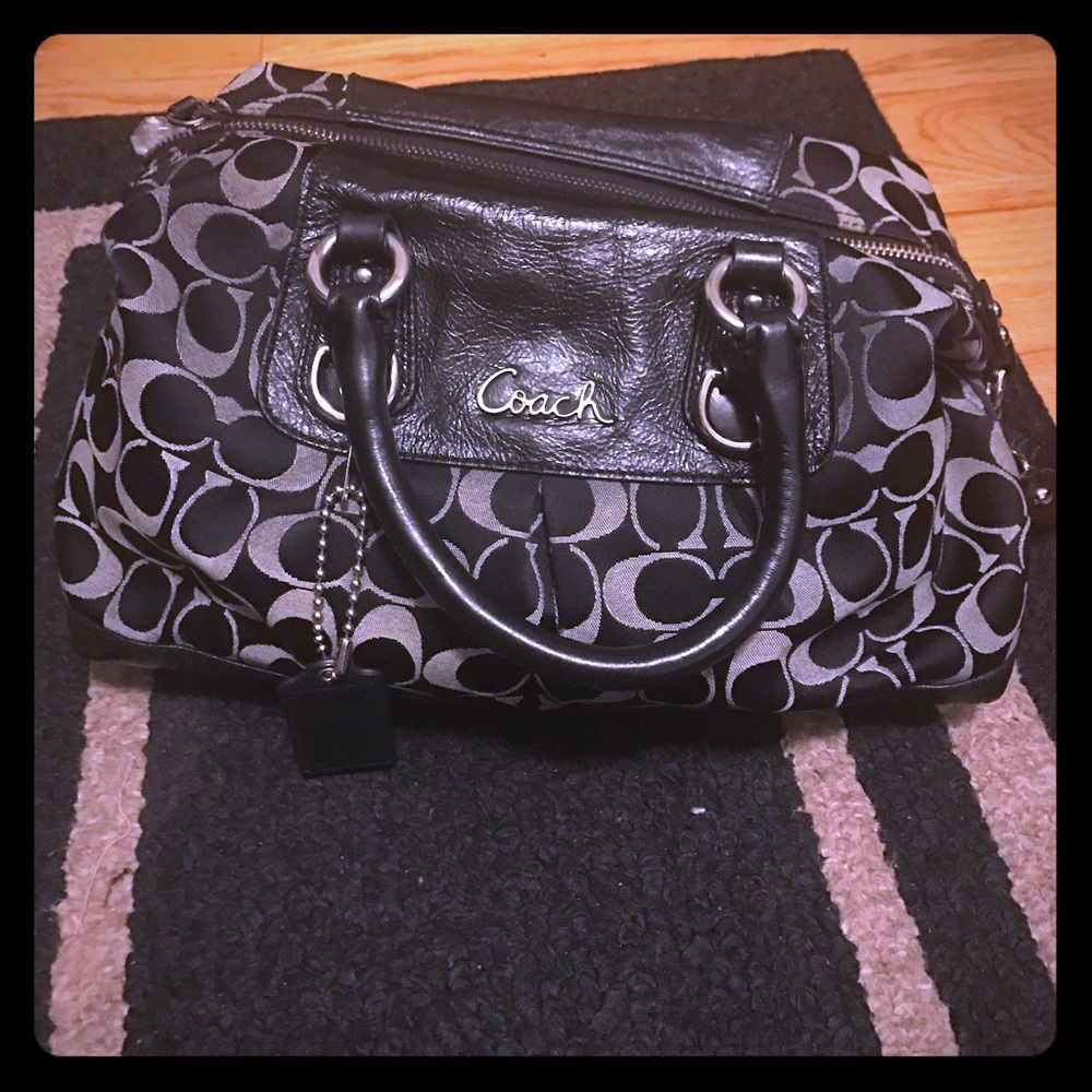 Coach purse 👛 barely used in great  condition