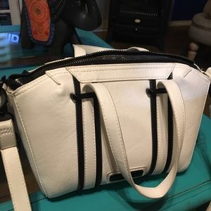 Steve Madden purse with zip closure