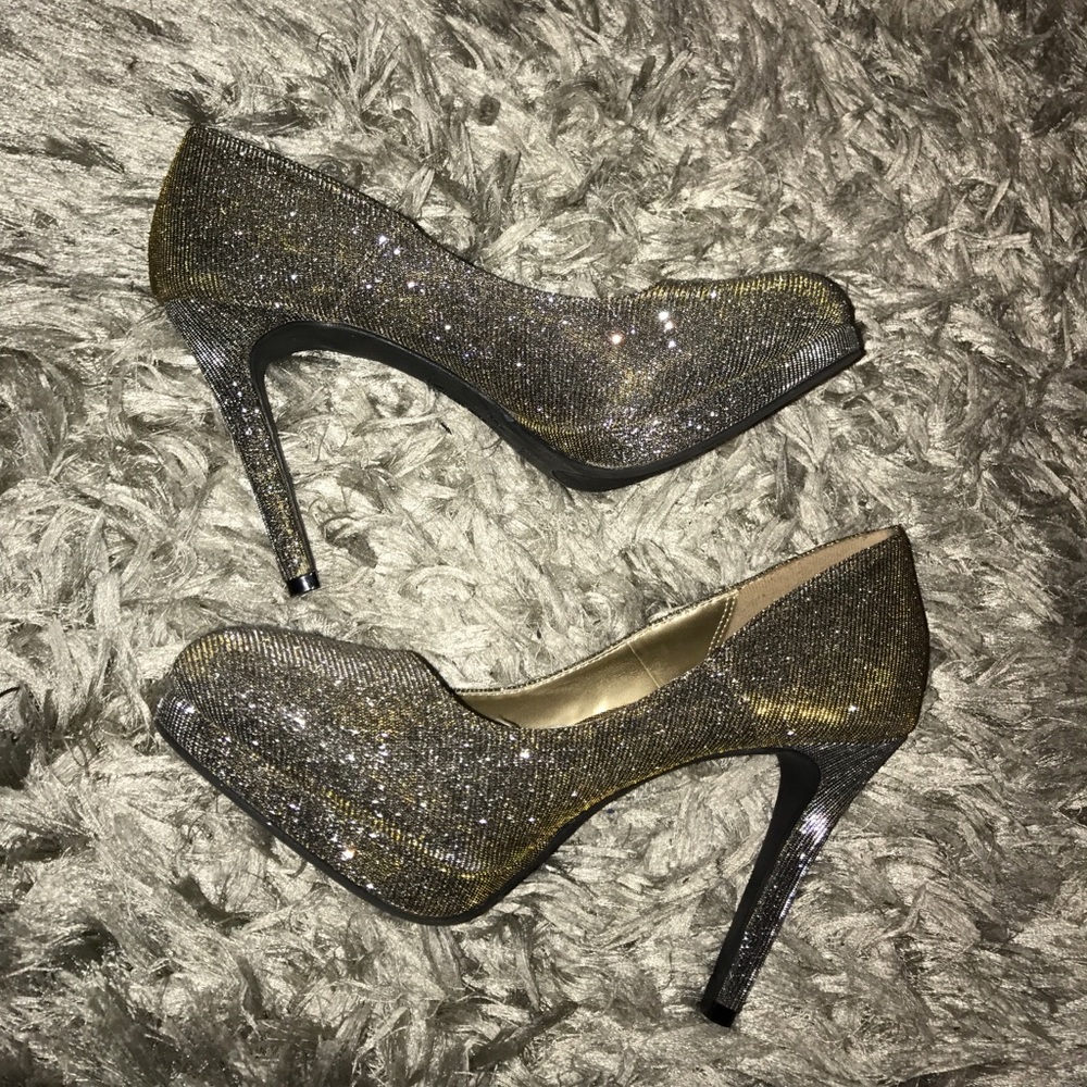 Metallic Pumps - Picture 2 of 2