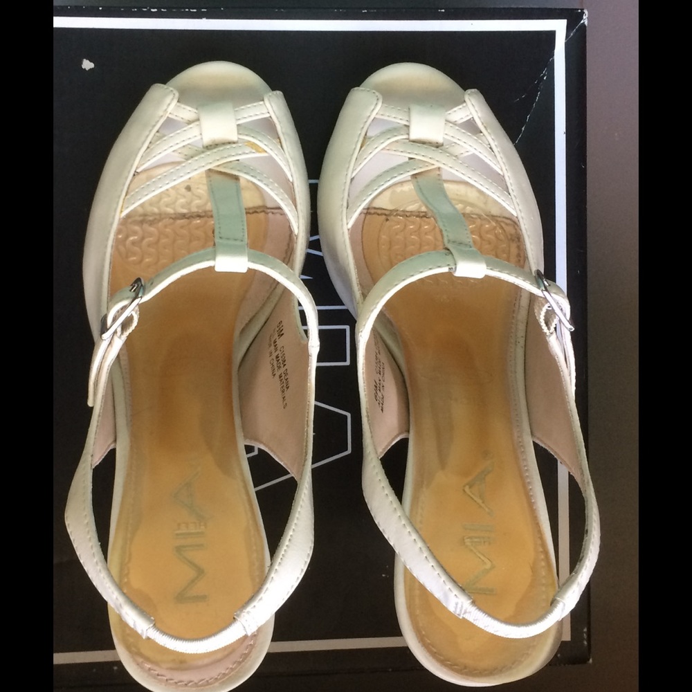 Mia Shoes - Pretty vintage style cream color heels