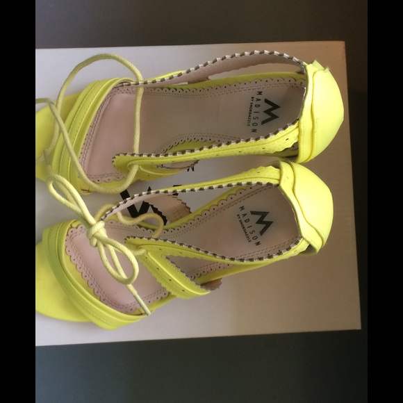 Shoe Dazzle - Great bright yellow heels with laces - Picture 2 of 4