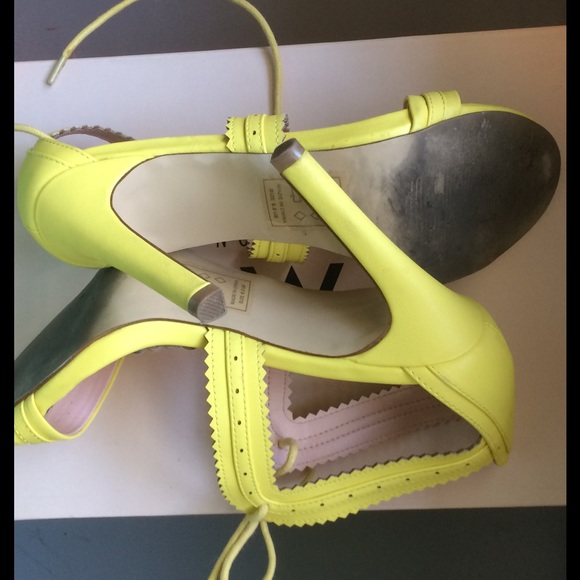 Shoe Dazzle - Great bright yellow heels with laces - Picture 3 of 4