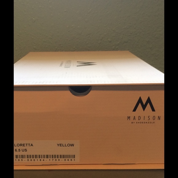 Shoe Dazzle - Great bright yellow heels with laces - Picture 4 of 4