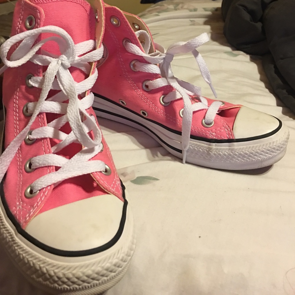 Hi-Top pink converse